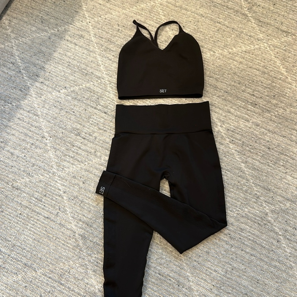 SET ACTIVE SCULPTFLEX® Legging and Ribbed V Bra. Size M. Color Espresso